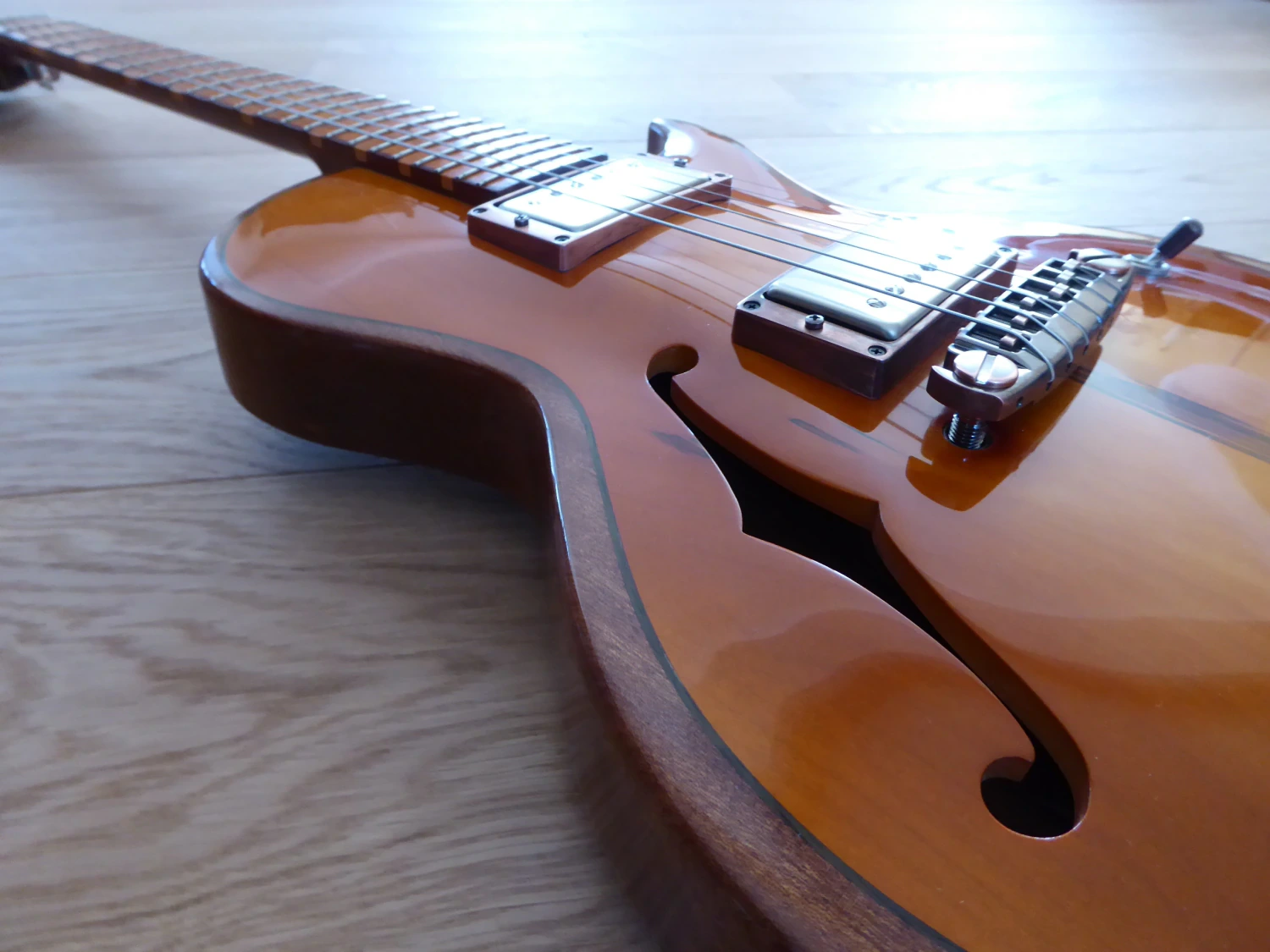 Handgefertigte Gitarre von Heier Guitars auf der Werkbank in Klipphausen bei Meißen