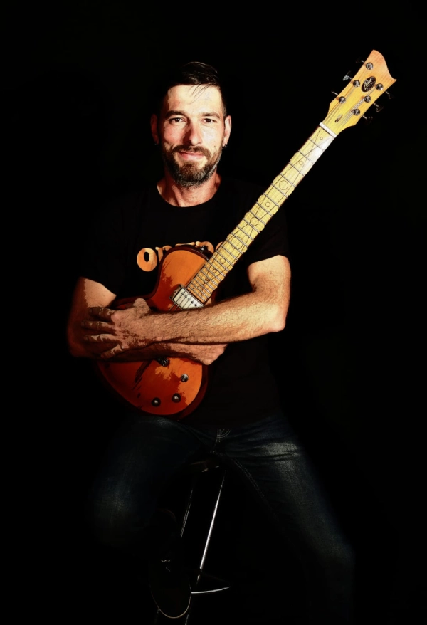 Heiko Meißner, Gitarrenbauer bei Heier Guitars in Klipphausen, mit einer seiner handgefertigten Gitarren