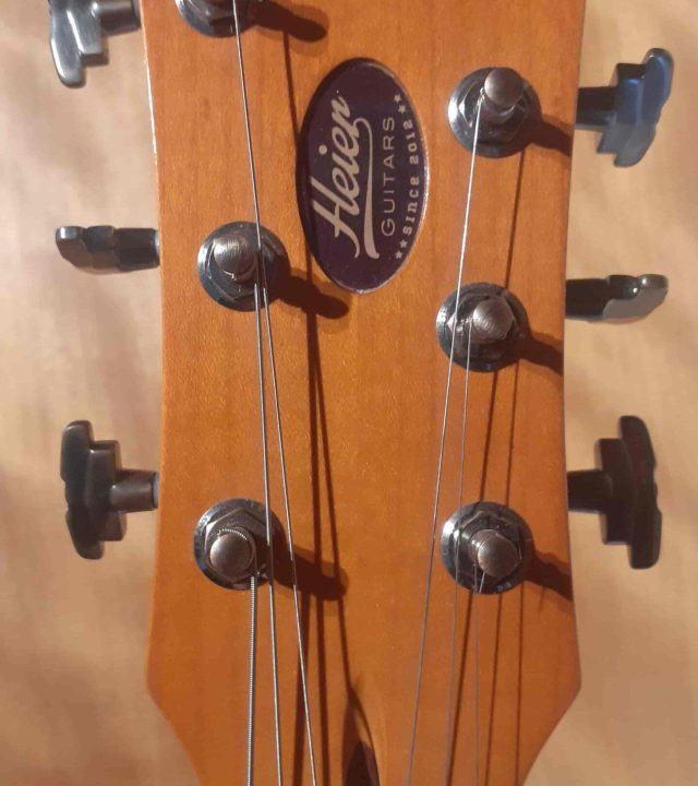 Gitarrenkopf mit Logo von Heier Guitars Gitarrenkopf mit Logo von Heier Guitars